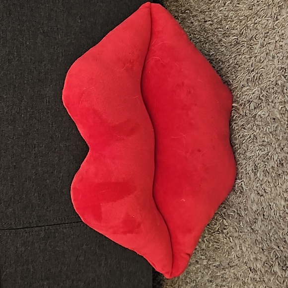 Red lip pillow - Picture 1 of 1
